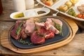Grilltartó fa tartóval, Villeroy & Boch, BBQ Passion, 21 x 31,5 cm, akác / prémium porcelán