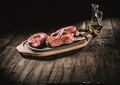 Grilltartó fa tartóval, Villeroy & Boch, BBQ Passion, 21 x 31,5 cm, akác / prémium porcelán